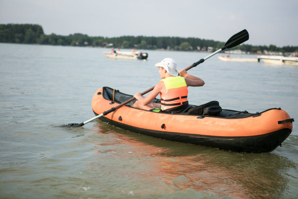 在湖上划皮艇的少年图片下载