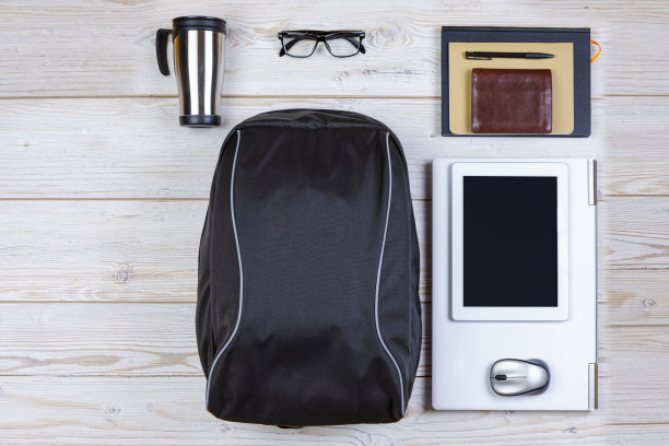 平了的概念。Top View Flat Lay背包与笔记本电脑和平板电脑，移动电话与鼠标和配件在木制背景。旅游生活配件的概念图片下载