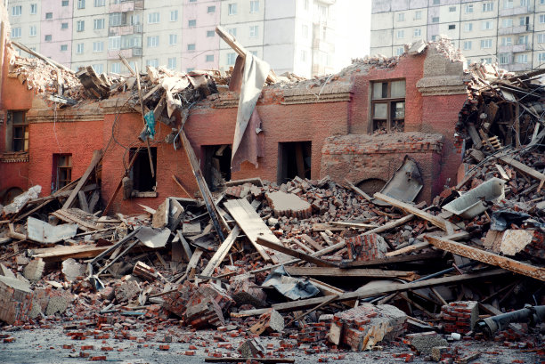 一堆拆毁的瓦砾。建筑工地的灰色碎石。图片下载