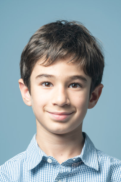 一名微笑的小学生的面部照片图片下载