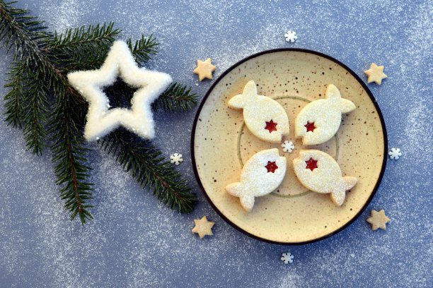 鱼形的利泽饼干，里面填满草莓酱，浪漫的圣诞装饰图片下载