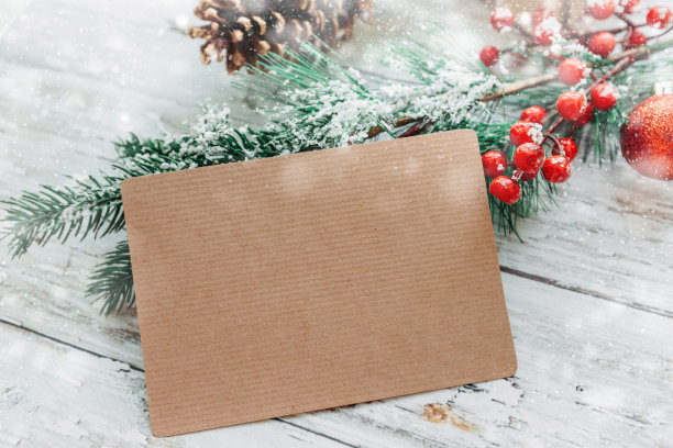 圣诞装饰，礼物与工艺卡片插入文字在木制背景与雪花图片下载