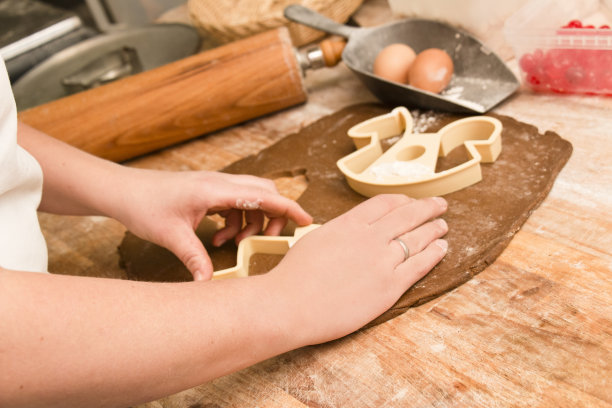 面包师在切姜饼图片下载