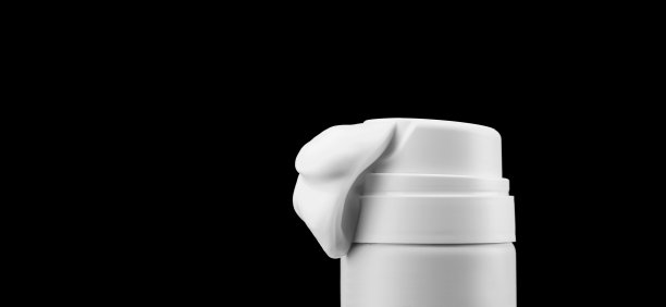 黑色背景上的剃须泡沫图片下载