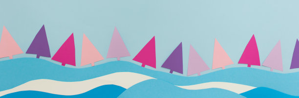 宽幅网横幅与许多彩色的纸圣诞树在蓝色的背景图片下载