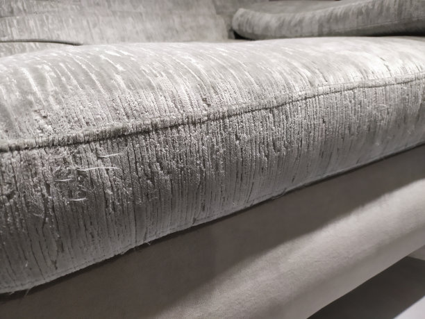 猫在沙发角上抓来抓去。沙发织物破损，挂线。这种面料不是防爪的。图片下载