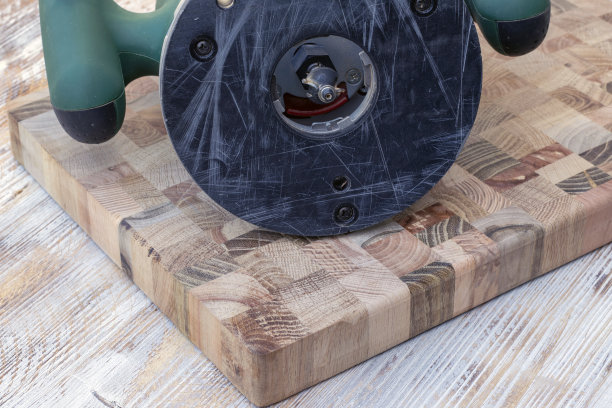 电动手持式路由器，木工特写。有选择性的重点。图片下载