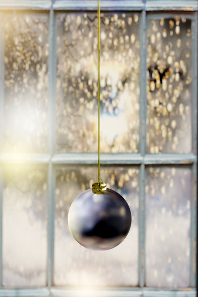 冬天的窗户与圣诞节的小玩意。图片下载