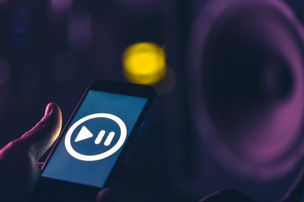 手机与音乐收听图标在屏幕上黑暗的背景，复制空间。图片下载