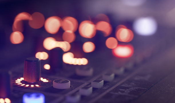 关闭，声音音乐混音控制面板上模糊的背景。图片下载