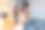 幸福的拥抱夫妇展示他们的新公寓的钥匙。图片下载