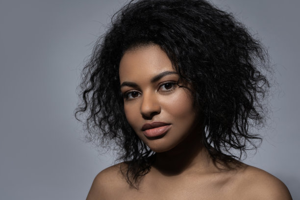 美丽的黑人女性与光滑的皮肤在灰色的背景图片下载