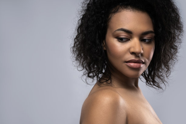 美丽的黑人女性与光滑的皮肤在灰色的背景图片下载