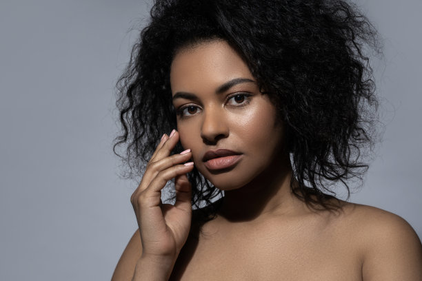 美丽的黑人女性与光滑的皮肤在灰色的背景图片下载