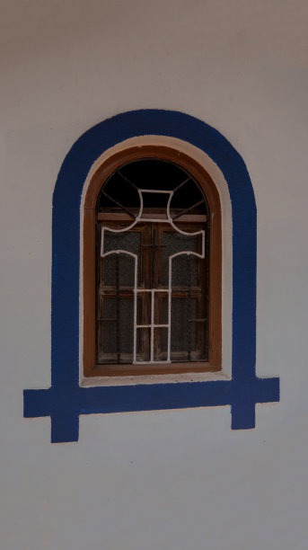 窗户上有一个基督教十字架，格子在窗户上的形式的十字架图片下载