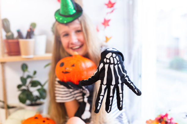 一个10-11岁的快乐女孩在万圣节穿着女巫服装。不给糖就捣蛋。图片下载