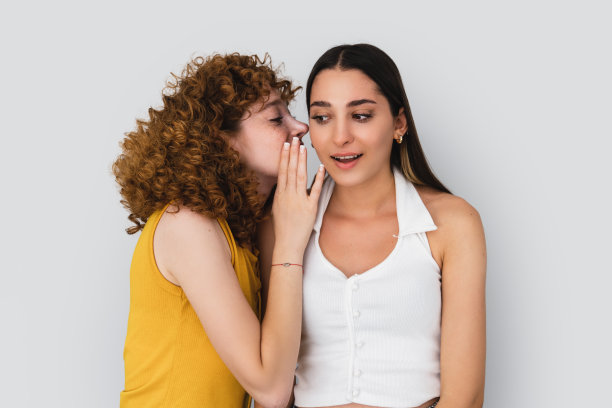 两个女人在白色背景上闲聊的特写照片图片下载