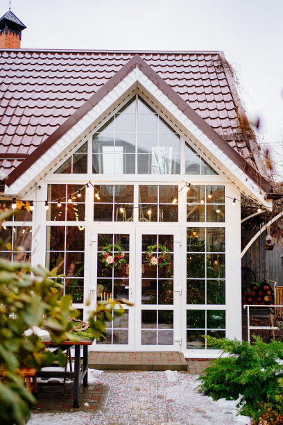 乡村住宅或村舍的玻璃门上的圣诞花环。图片下载