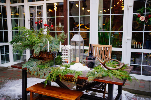 桌上装饰新年的针叶树枝，灯笼和蜡烛。图片下载