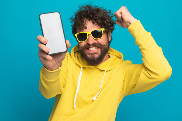 快乐的大胡子男子在屏幕上举着拳头图片下载