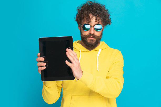 有魅力的不刮胡子的男人与复古眼镜显示黑色的空白屏幕图片下载