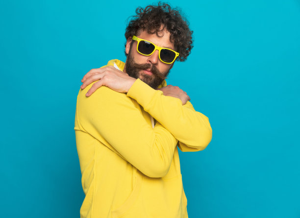 留着长胡子的酷小伙抱着自己图片下载