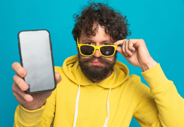 英俊的不刮胡子的男人显示电话图片下载