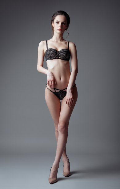 工作室时尚拍摄的迷人的年轻女子。穿着内衣的美丽女孩的肖像。灰色背景下的性感女士图片下载