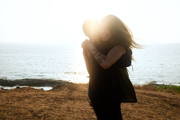 年轻浪漫的情侣在户外玩耍图片下载