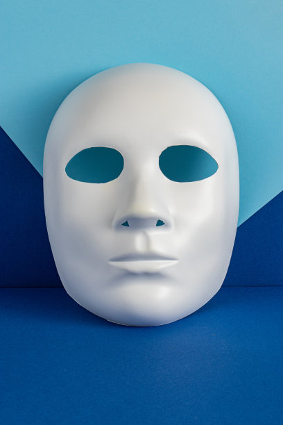 蓝色背景下的创意面膜。最小假日季节概念背景。图片下载