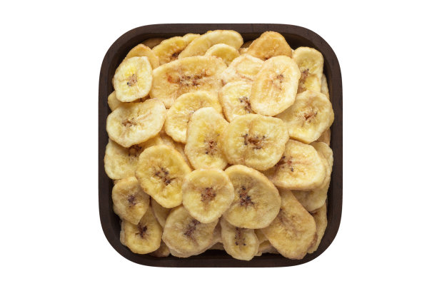 干果，香蕉片放在白色背景的方形碗里。有机食品，俯视图。图片下载