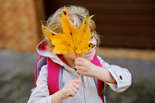 可爱的小女孩第一天去游戏学校。健康快乐的孩子步行去幼儿园。背着背包去日托所的孩子在城市街道上，户外图片下载