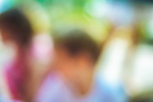 模糊效果照片人的孩子剪影。粉红色白色绿色蓝色色调为抽象设计图像背景web屏保封面。不确定、秘密、绝灭、消失情绪概念图片下载