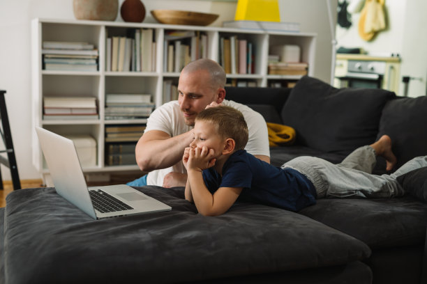父亲和儿子在家里图片下载