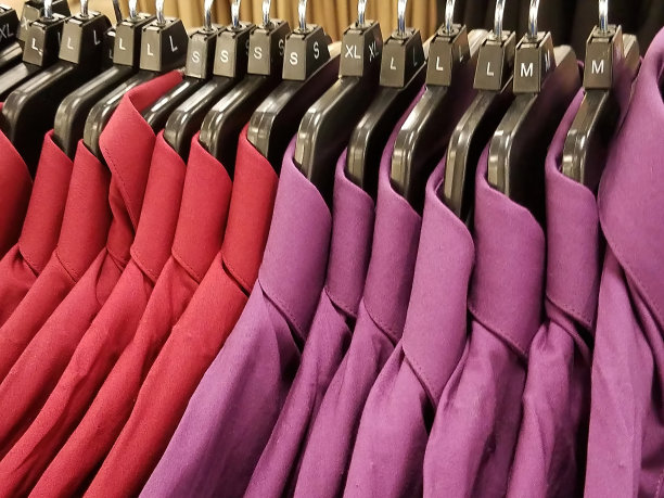 悬挂红色和紫色零售衬衫图片下载
