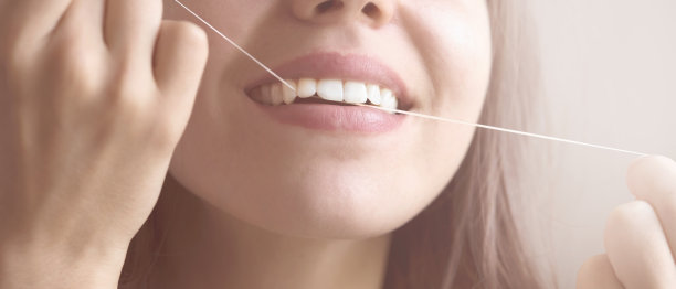 那女孩早上用牙线剔牙。图片下载