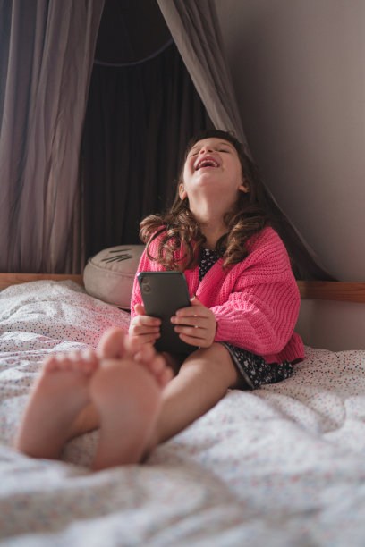 笑着的孩子拿着电话图片下载