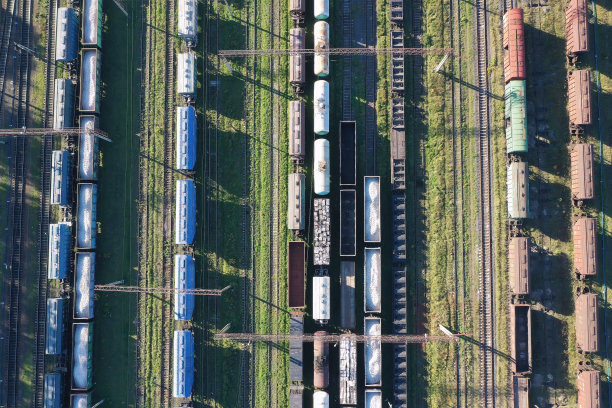 货物列车特写。火车站上彩色货运列车的鸟瞰图。铁路上载货的货车。重工业。有火车的工业概念场景。俯视图从飞行无人机图片下载