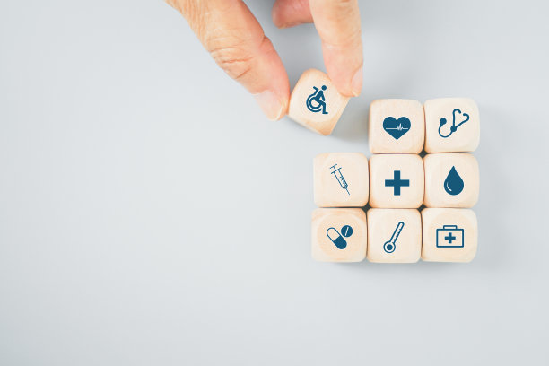 手持残障人士签名木方块健康和医疗图标，健康保险，全医疗服务理念图片下载