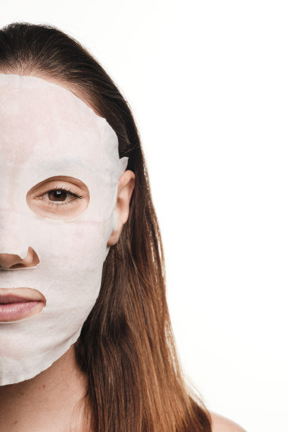 白色背景下戴面具的妇女肖像图片下载