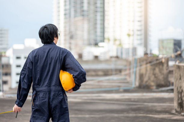 在工地搬运工作工具的工人图片下载