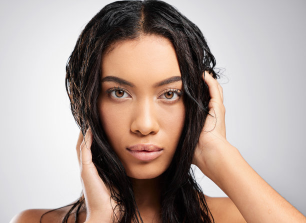 一个有吸引力的年轻女人的裁剪肖像在工作室对灰色的背景图片下载