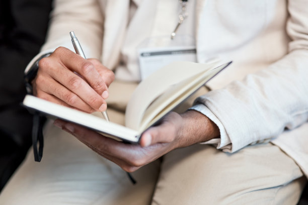 一个完全认不出来的商人在会议上做笔记图片下载