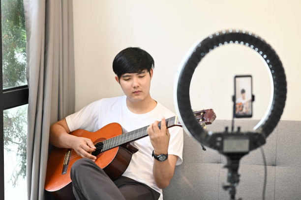 艺术家、音乐家、博主在社交媒体上录制和现场弹吉他。图片下载