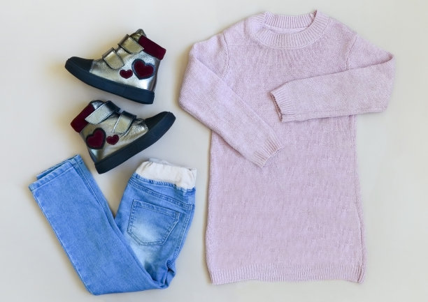 平躺的孩子，衣服和鞋子顶部视图图片下载