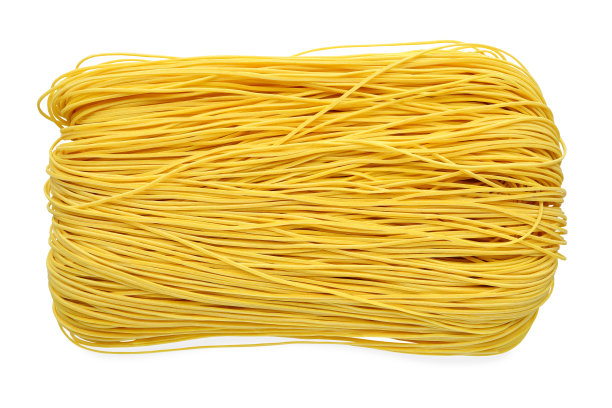 鸡蛋面，干面孤立在白色背景上。剪切路径。图片下载