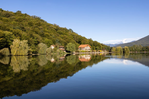 初秋的洛波塔湖，山的倒影在平静的碧水中图片下载