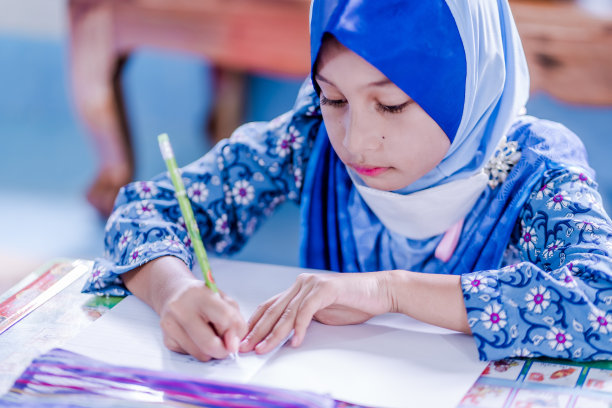 人与电脑笔记本学习学习家庭作业图片下载