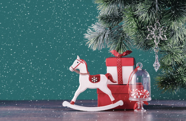 圣诞节的装饰品和礼物在绿色与雪花图片下载