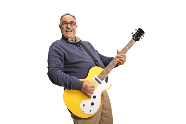 微笑的成熟休闲男人弹奏黄色电吉他图片下载